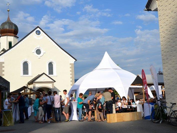 Der Dorfplatz in Doren bot eine ideale Kulisse für die erste Veranstaltung von Doren | genießt.