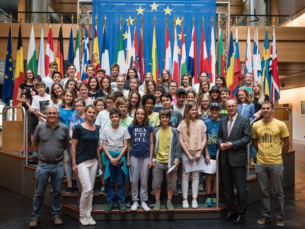 GYS-Schüler/innen im Europa Parlament mit EU-Abgeordnetem Otmar Karas