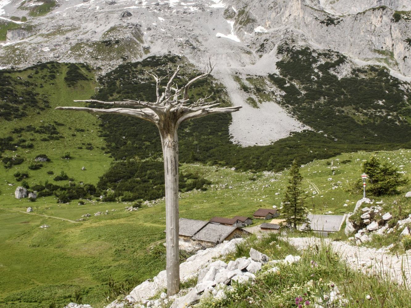 Am 11. und 13. August führt der Montafoner Künstler Roland Haas durch den von ihm gestalteten „Gauertaler AlpkulTour“ Weg. Am 11. und 13. August führt der Montafoner Künstler Roland Haas durch den von ihm gestalteten „Gauertaler AlpkulTour“ Weg.