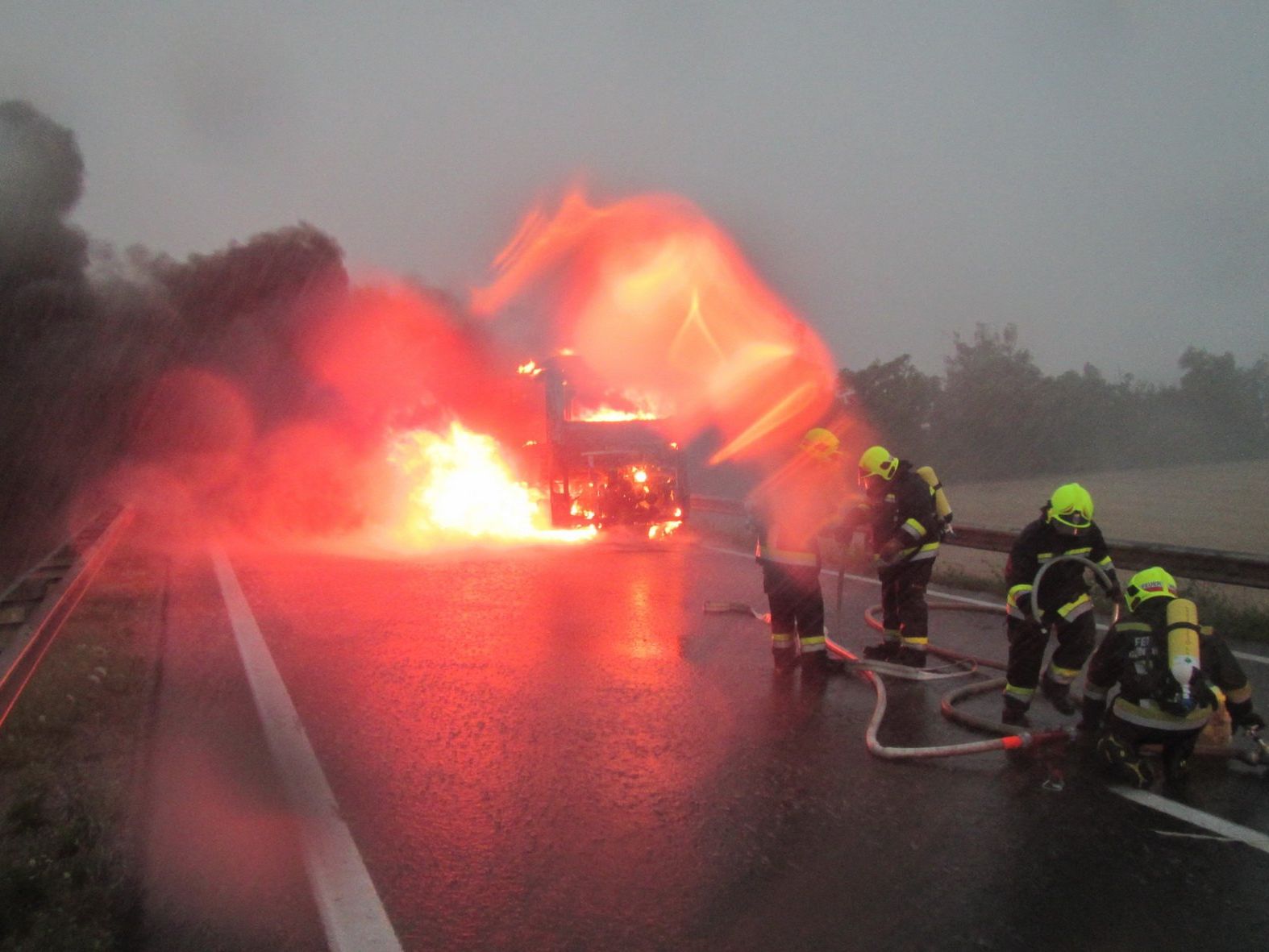 Einsatz beim Brand des Busses Einsatz beim Brand des Busses