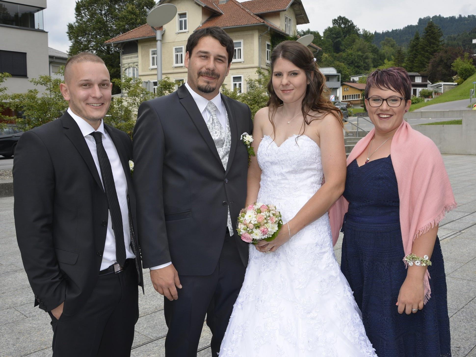 Das Brautpaar mit den Trauzeugen bei der standesamtlichen Trauung in Schwarzach.