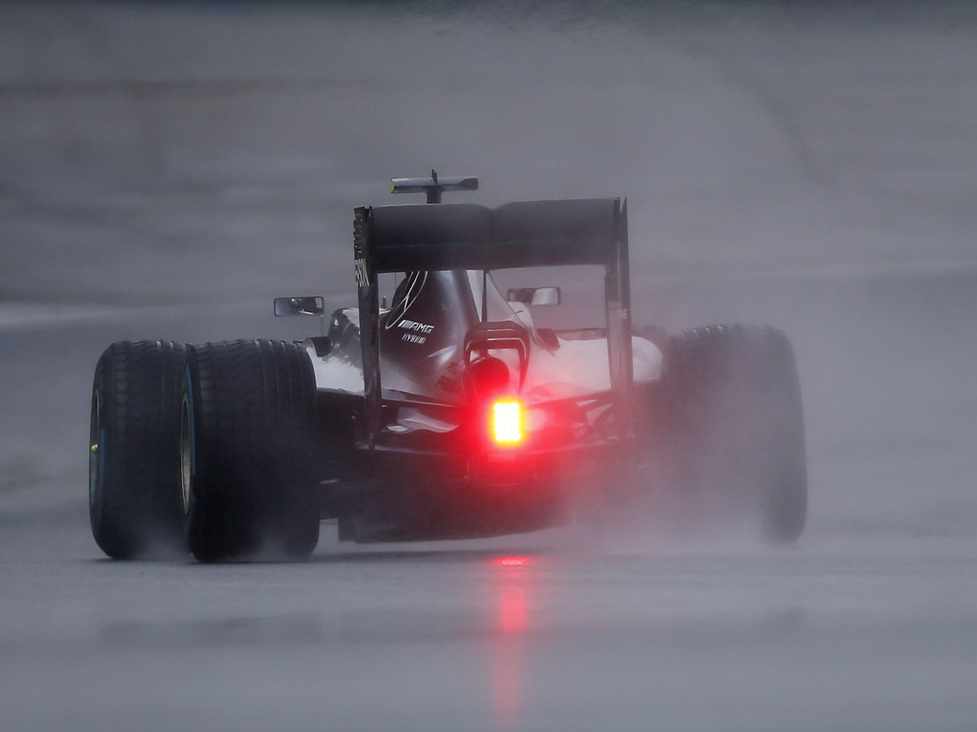 Nico Rosberg hat eine von vielen Unterbrechungen und schwierigen Bedingungen geprägte Qualifikation zum Großen Preis von Ungarn gewonnen. Nico Rosberg hat eine von vielen Unterbrechungen und schwierigen Bedingungen geprägte Qualifikation zum Großen Preis von Ungarn gewonnen.