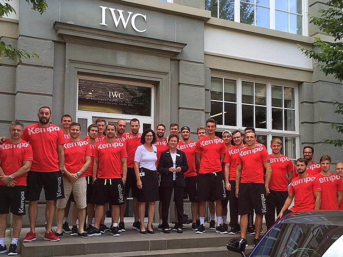 Cheftrainer Petr Hrachovec und seine Schützlinge zu Besuch beim Luxusuhren-Hersteller IWC in Schaffhausen.