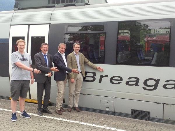 Der Bürgermeister von Bregenz, Markus Linhart, präsentiert "Breagaz", einen von vier Mundartbotschafter-Zügen in Vorarlberg.