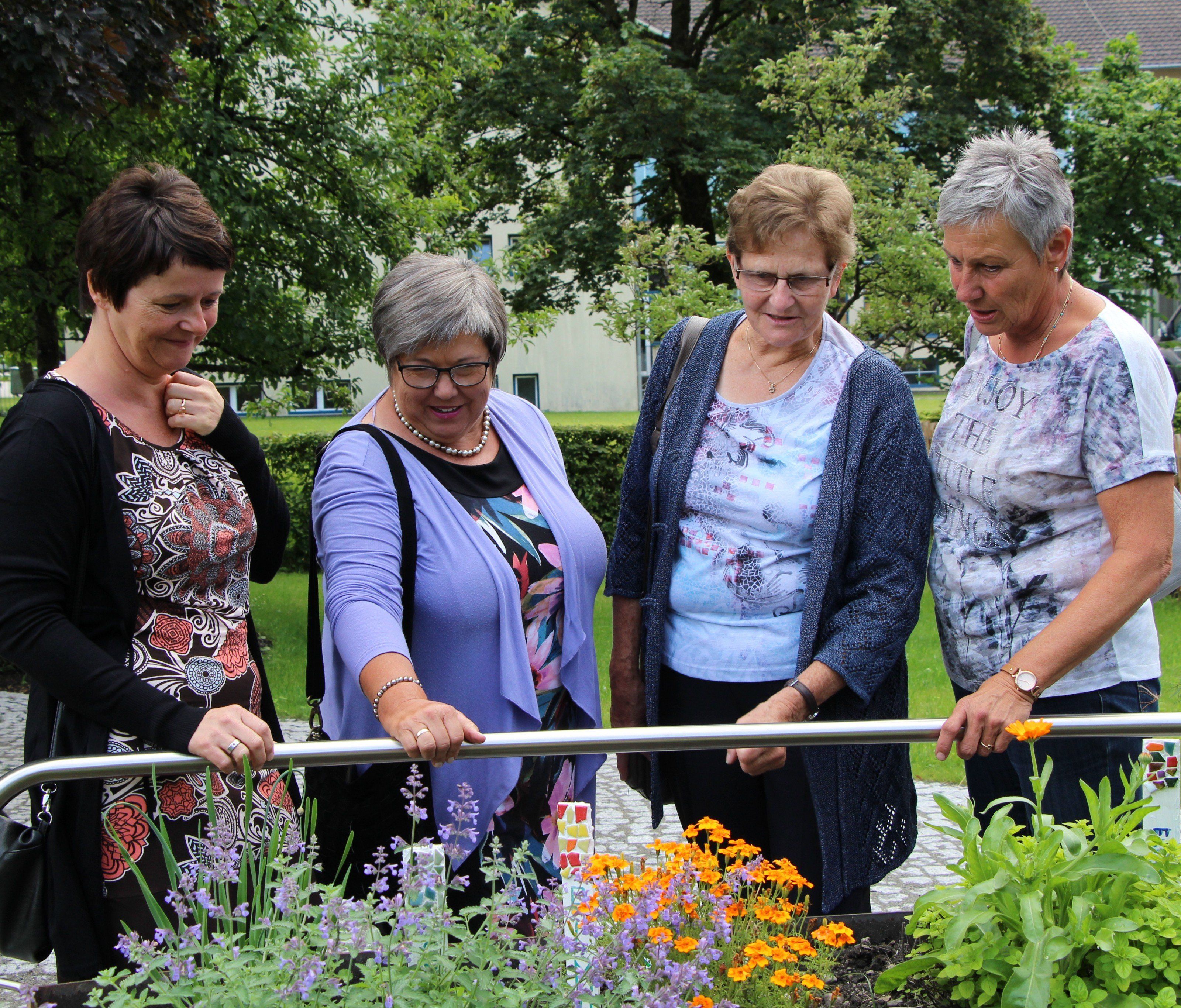 Viel Begeisterung für den neuen Demenzgarten im Sozialzentrum