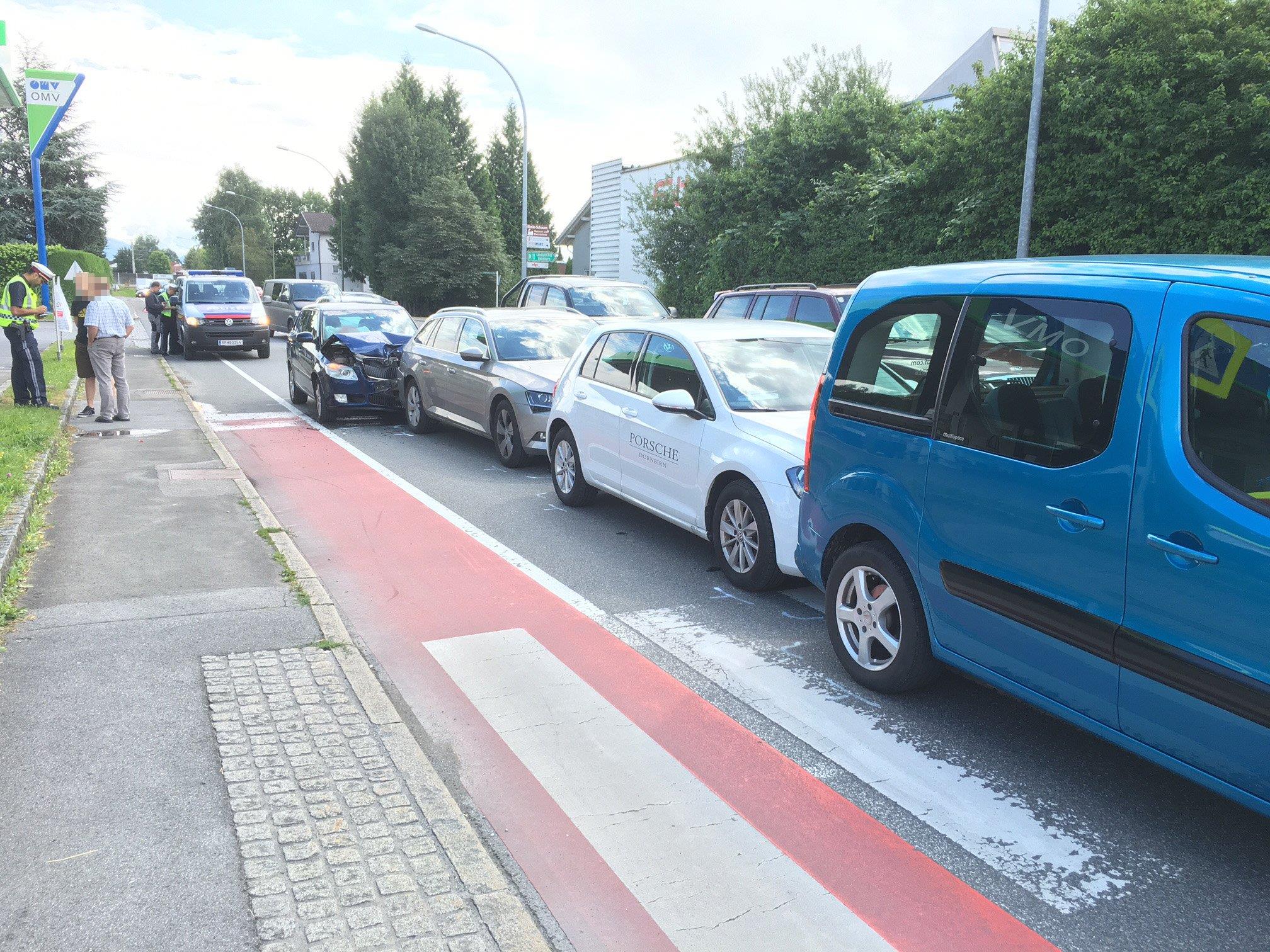 Vier Fahrzeuge waren in den Auffahrunfall in Lustenau verwickelt.