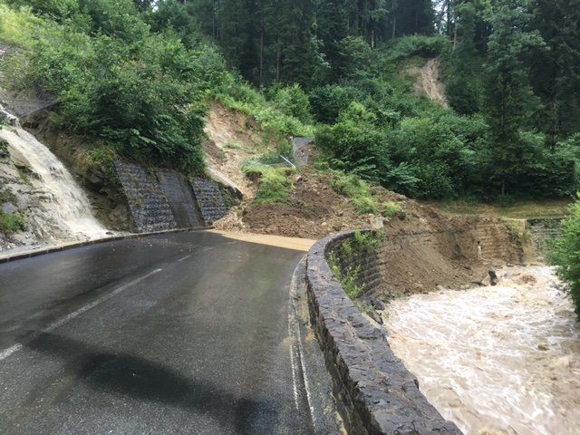 Schwarzachtobelstraße gesperrt. Schwarzachtobelstraße gesperrt.