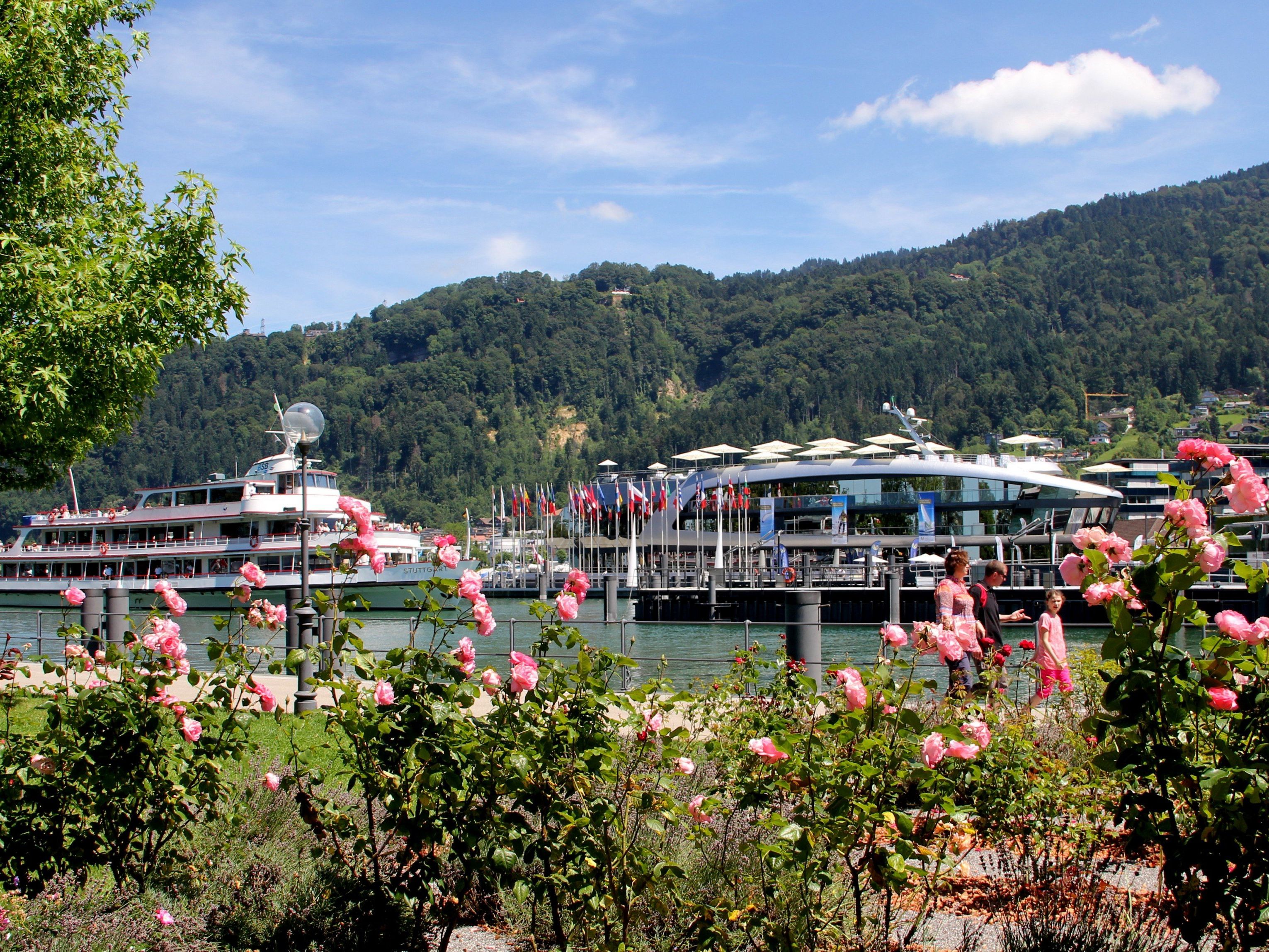 Höhepunkt der „Fahrt ins Blaue“ war eine 2-Stündige Panoramarundfahrt auf dem Bodensee Höhepunkt der „Fahrt ins Blaue“ war eine 2-Stündige Panoramarundfahrt auf dem Bodensee