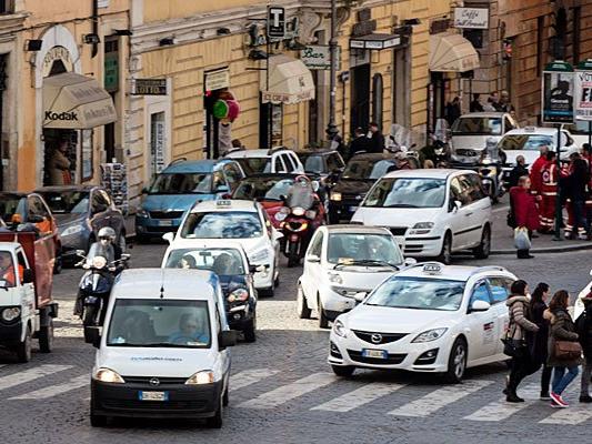Wer mit dem Auto nach Italien fährt, sollte einiges beachten Wer mit dem Auto nach Italien fährt, sollte einiges beachten