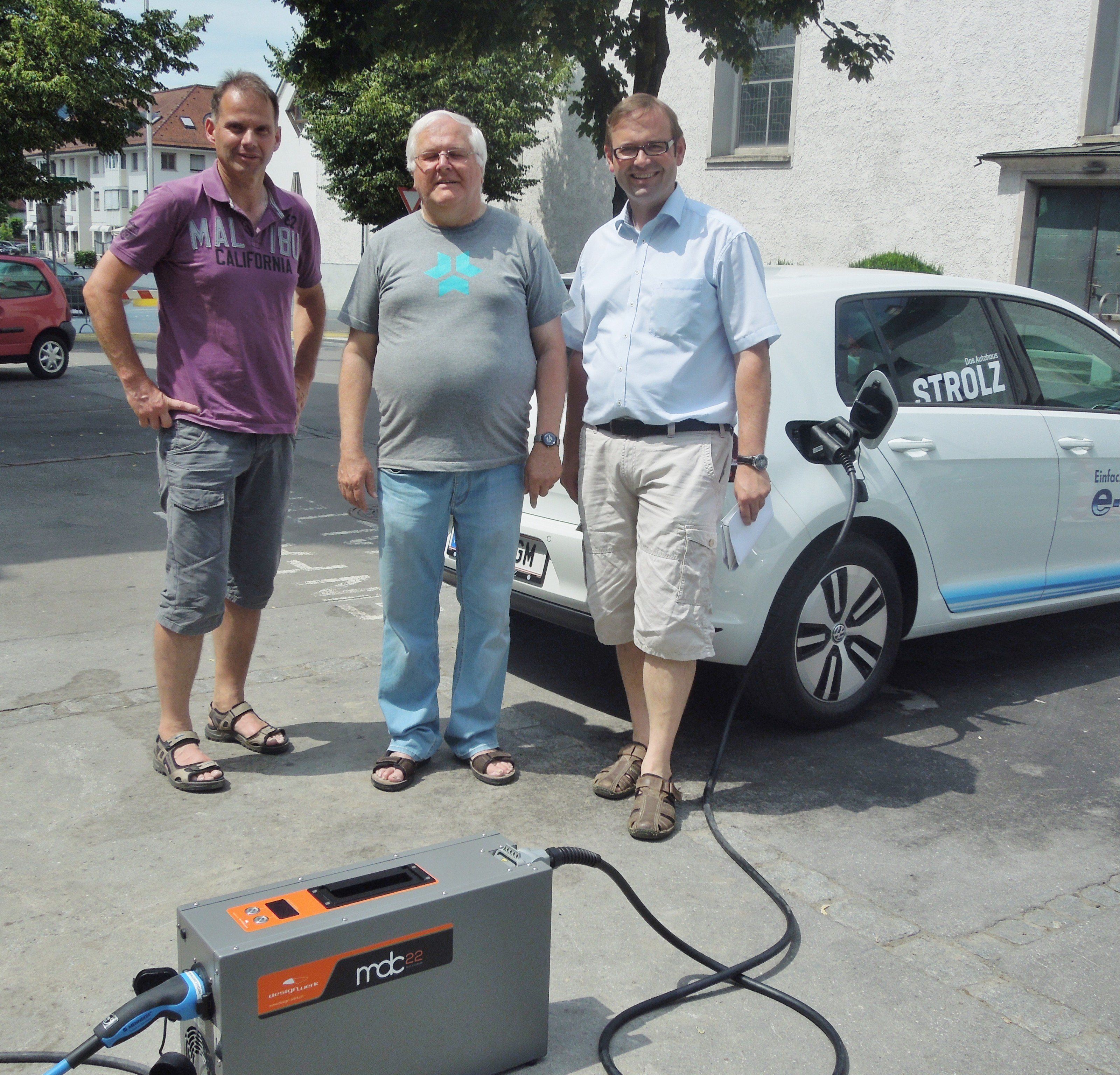 E-Autofans unter sich: Karl Wohllaib, Herbert Hämmerle und Landtagsabgeordneter Daniel Steinhofer. E-Autofans unter sich: Karl Wohllaib, Herbert Hämmerle und Landtagsabgeordneter Daniel Steinhofer.