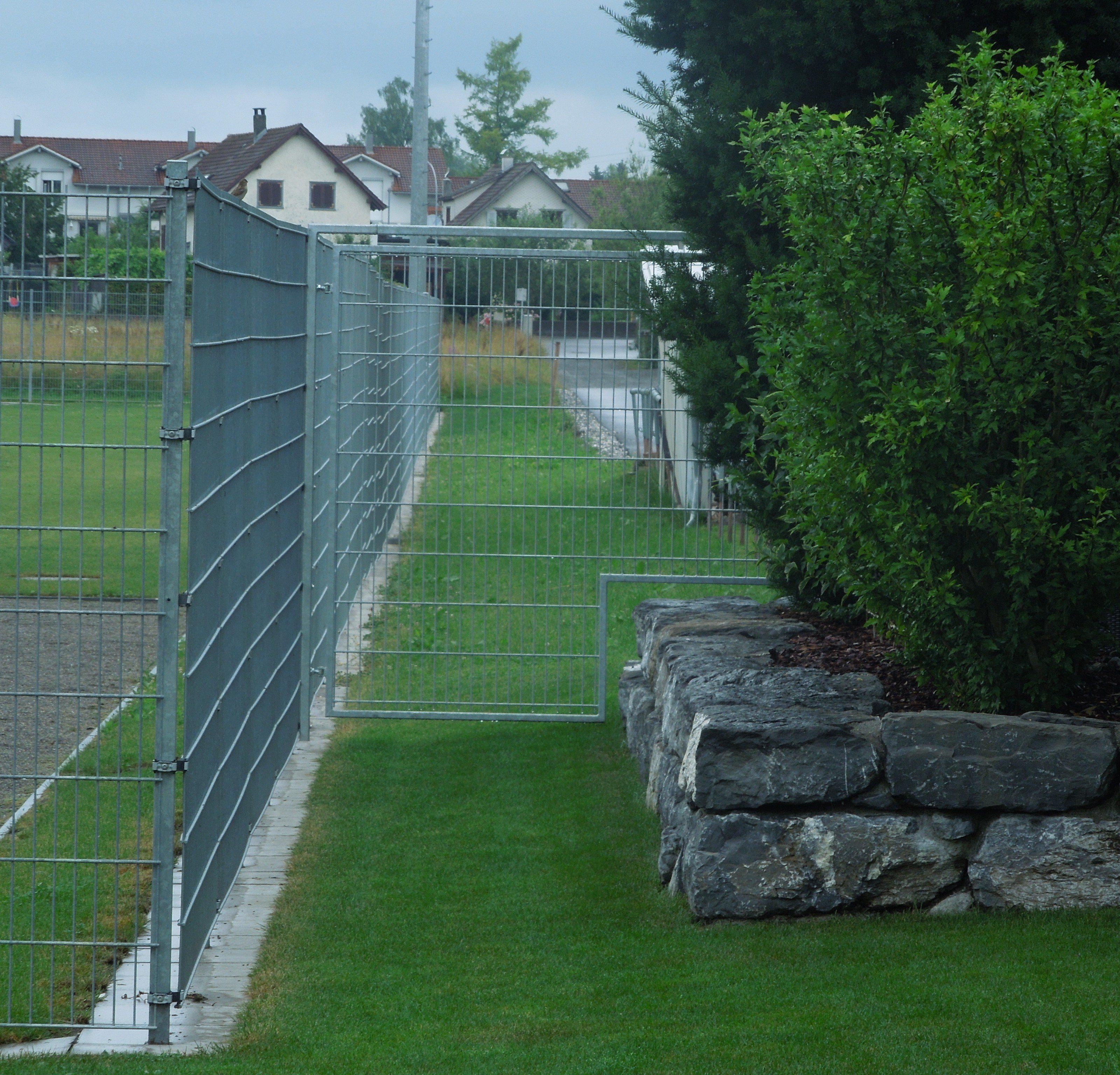 Das Tor wurde angebracht, weil es immer wieder zu Lärmbelästigungen durch Mopedfahrer kam. Das Tor wurde angebracht, weil es immer wieder zu Lärmbelästigungen durch Mopedfahrer kam.