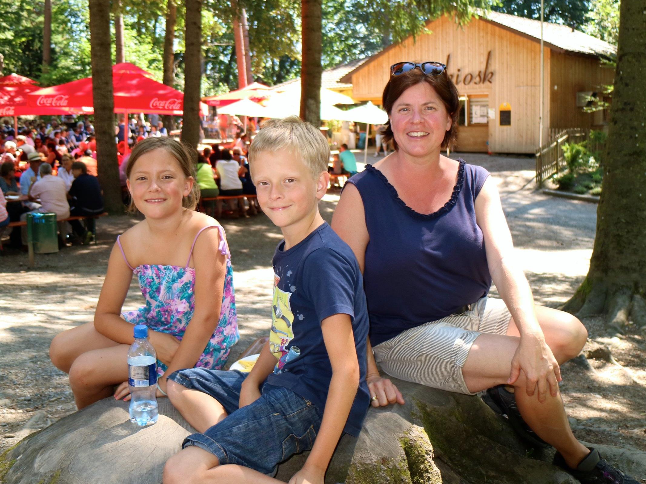 Mama Sylvia mit Lois und Heidi aus Mäder kommen immer wieder gerne in den Wildpark und genossen auch den sonntäglichen Frühschoppen.