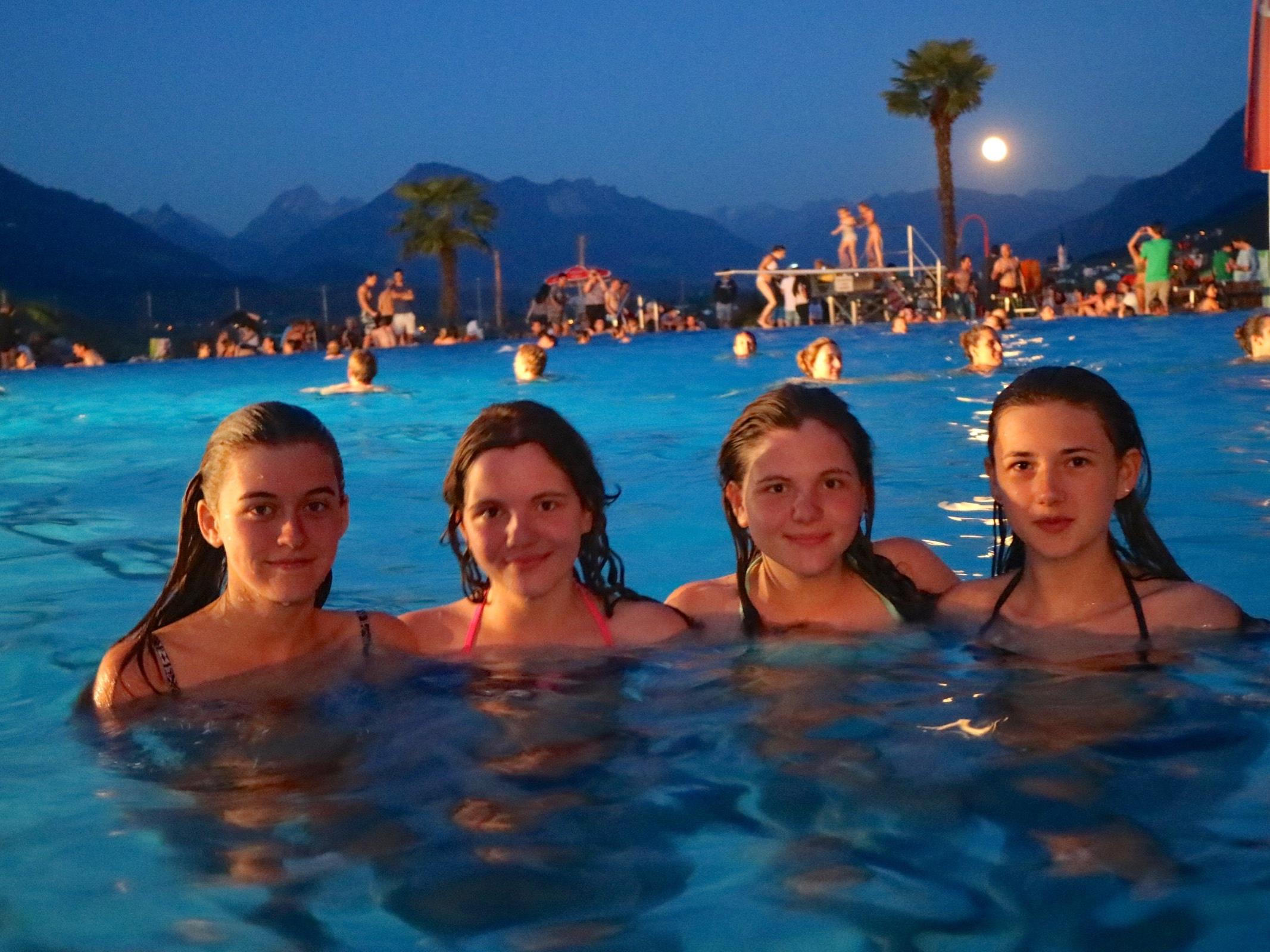 Die jungen Damen Chiara, Nadja, Desiree und Edina genossen ein tolles Badeerlebnis in der Vollmondnacht.