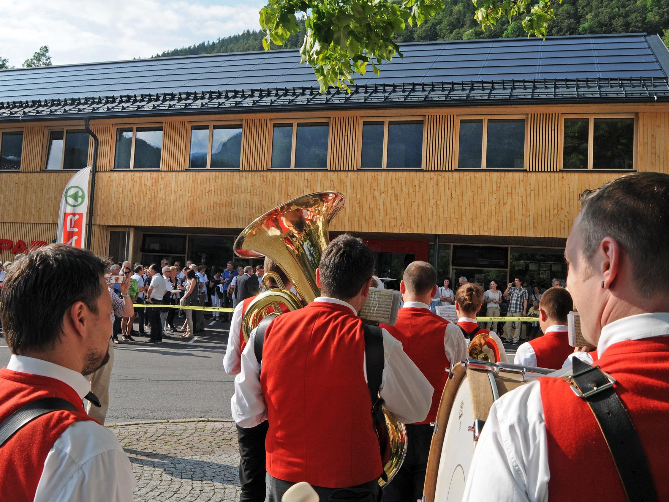 Zahlreicvhe Bizauerinnen und Bizauer ließen sich das Eröffnungsfest beim Konsum-Hus nicht entgehen.