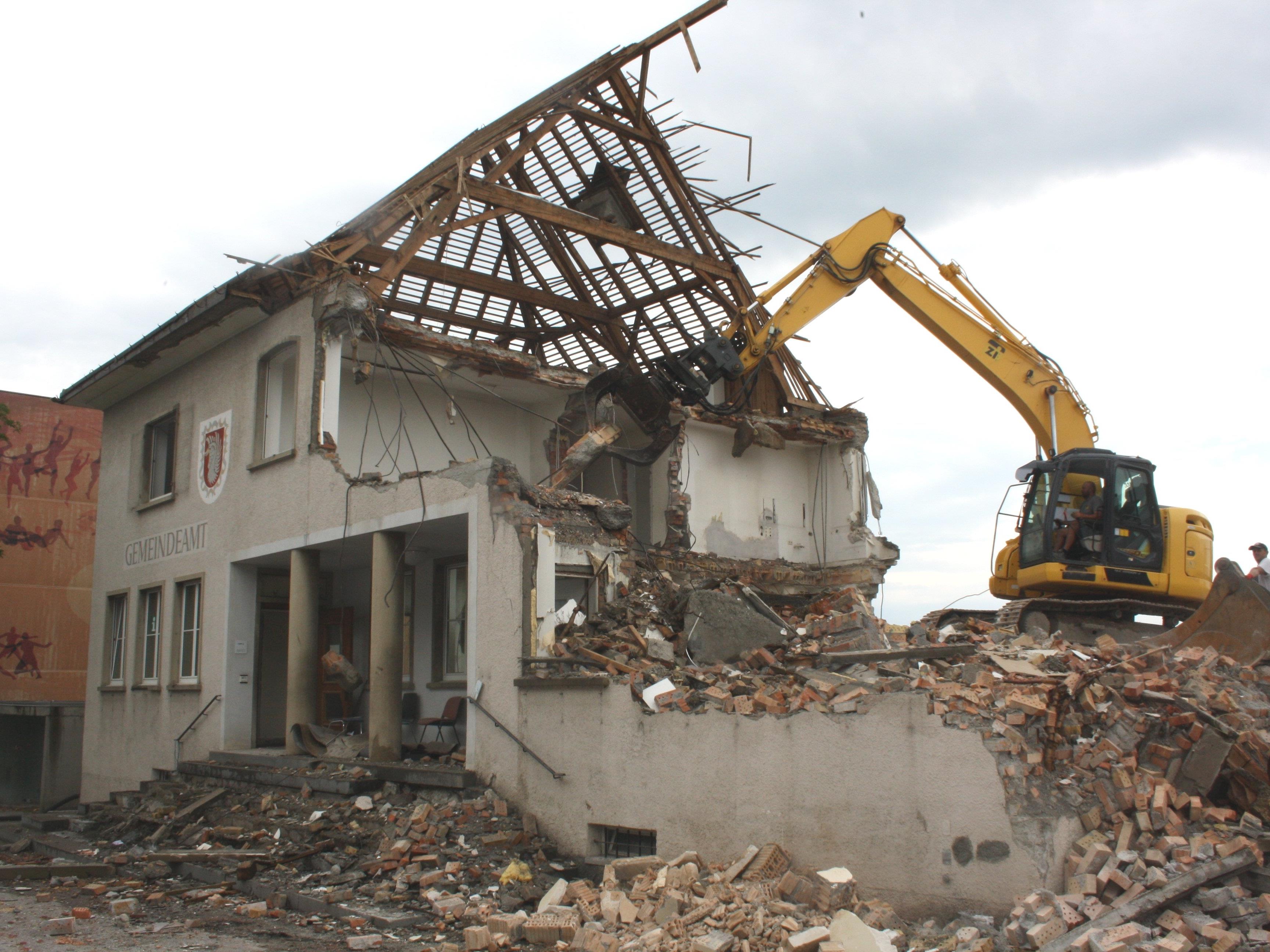Die Abbrucharbeiten laufen: Das alte Lochauer Gemeindeamt macht Platz für das neue Gemeinschaftshaus.