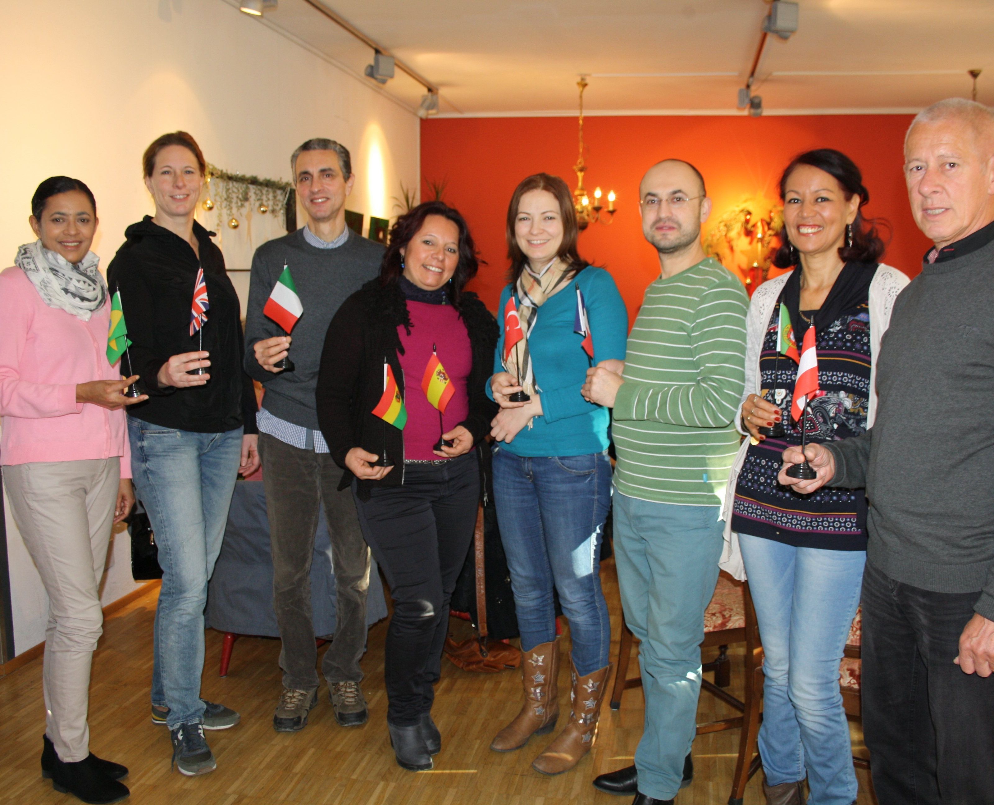 Muttersprachliche Moderatoren begleiten die abwechslungsreiche Unterhaltung im „Sprachencafe“ im Brockenhaus Leiblachtal, im Bild mit Projektleiter Peter Pongratz (rechts). Muttersprachliche Moderatoren begleiten die abwechslungsreiche Unterhaltung im „Sprachencafe“ im Brockenhaus Leiblachtal, im Bild mit Projektleiter Peter Pongratz (rechts).