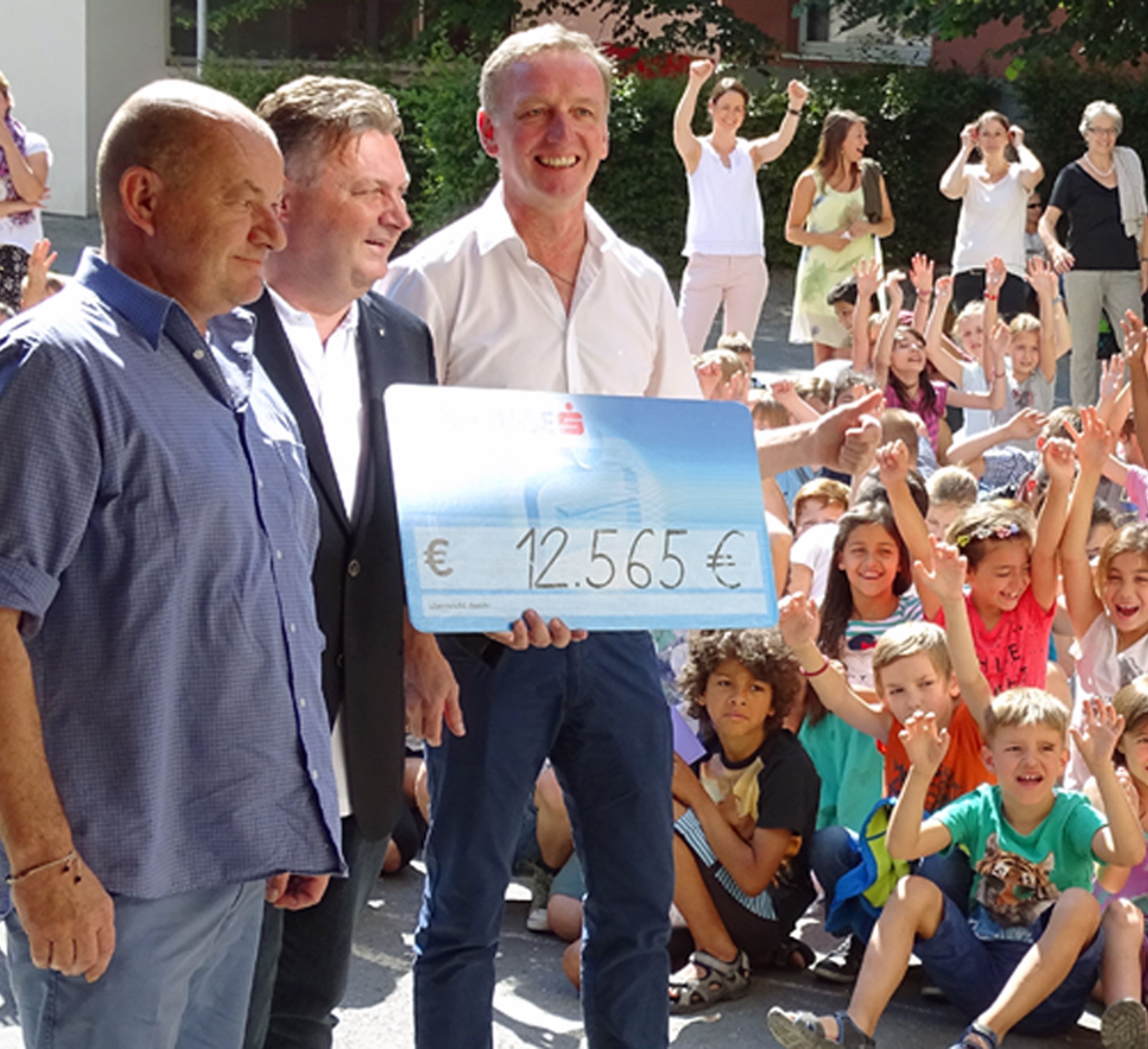 Dir. Christoph Jagg und StR. Friedl Dold übergaben den Scheck an Markus Fröhlich (v.r.) Dir. Christoph Jagg und StR. Friedl Dold übergaben den Scheck an Markus Fröhlich (v.r.)