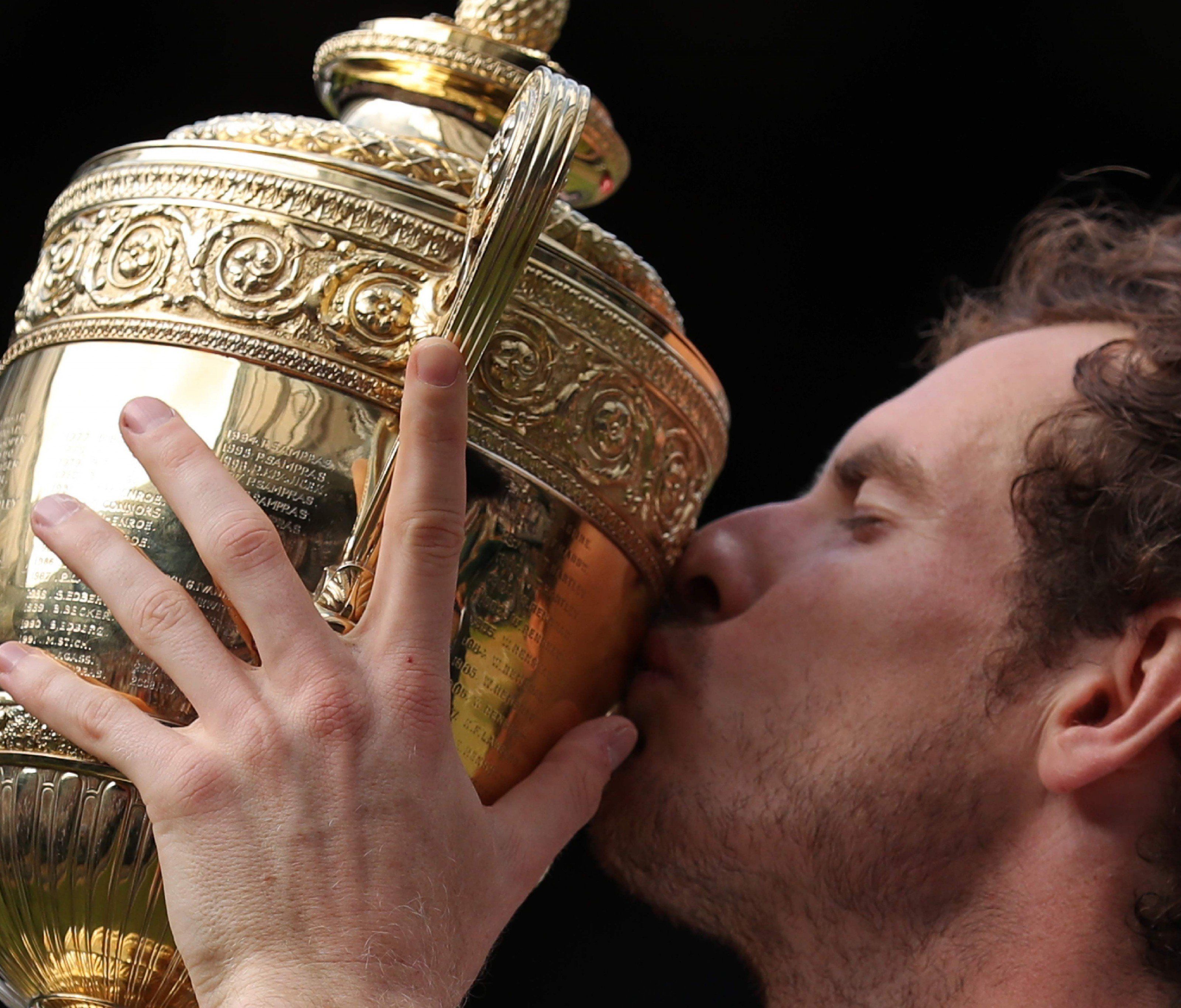 Ein Küsschen und dann ab ins Eis-Bad - Andy Murray und sein Wimbledon-Pokal. Ein Küsschen und dann ab ins Eis-Bad - Andy Murray und sein Wimbledon-Pokal.