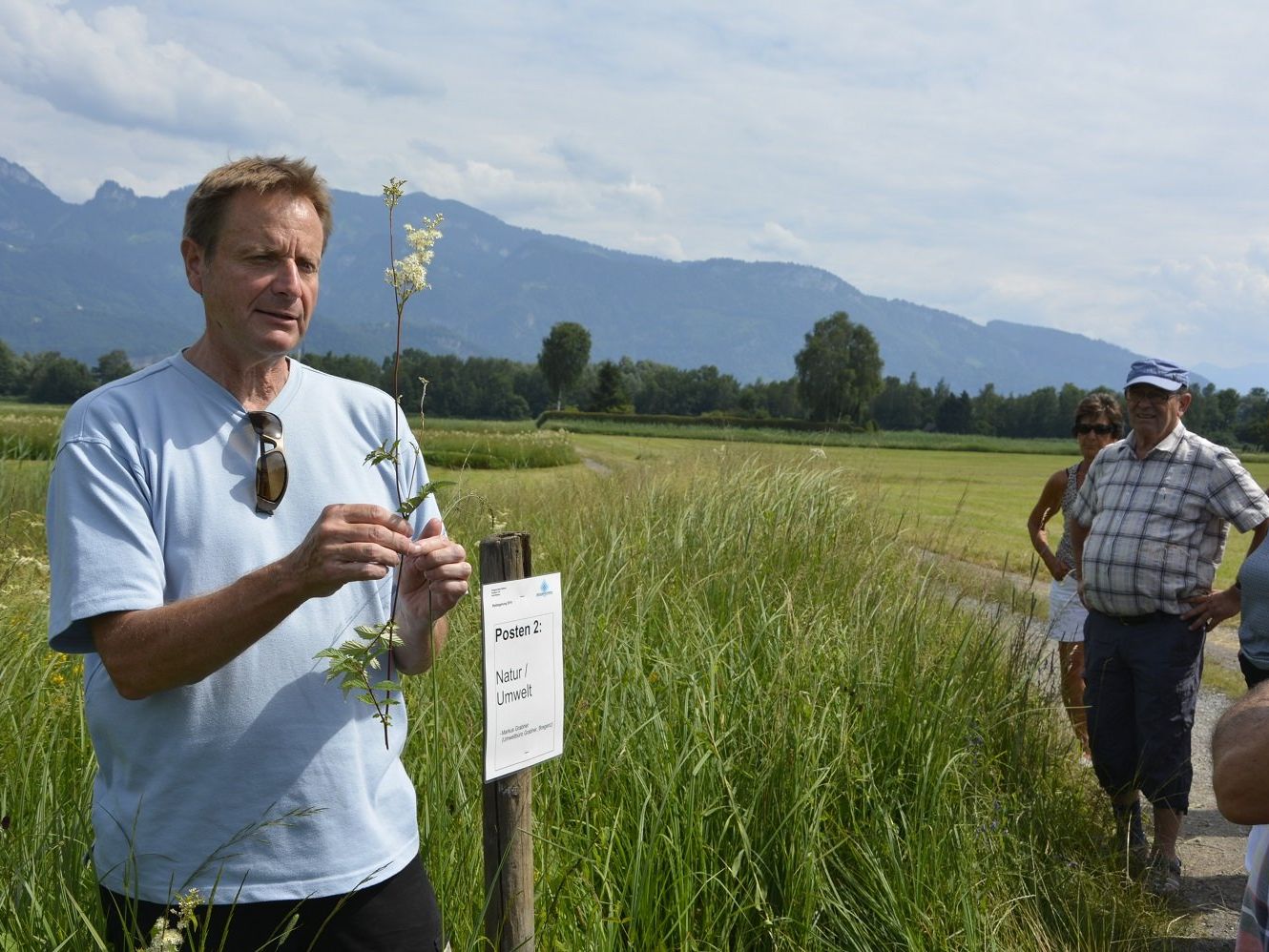 Naturbegehung am Alten Rhein. Über die Bedeutung und Vielfalt der Streuwiesen ging Markus Grabher (Umweltbüro Bregenz) näher ein. Naturbegehung am Alten Rhein. Über die Bedeutung und Vielfalt der Streuwiesen ging Markus Grabher (Umweltbüro Bregenz) näher ein.