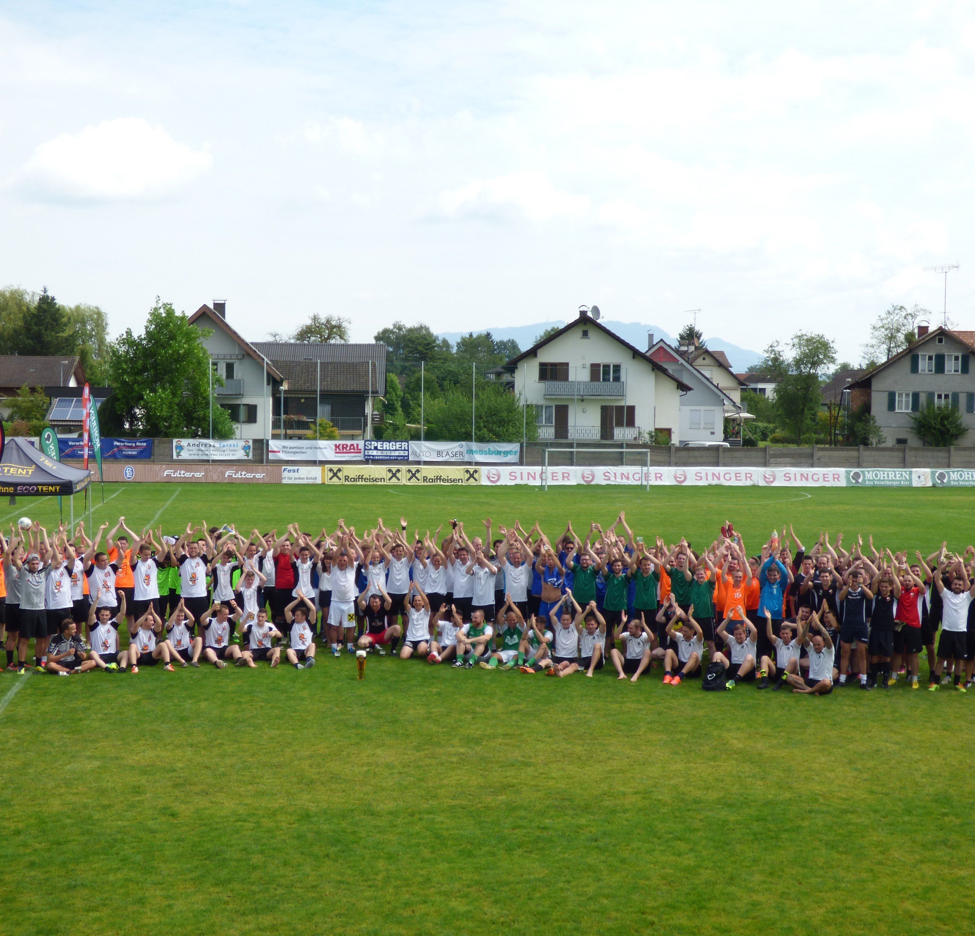 Rund 300 Fußballspieler waren beim heurigen Ortsvereineturnier im Einsatz Rund 300 Fußballspieler waren beim heurigen Ortsvereineturnier im Einsatz