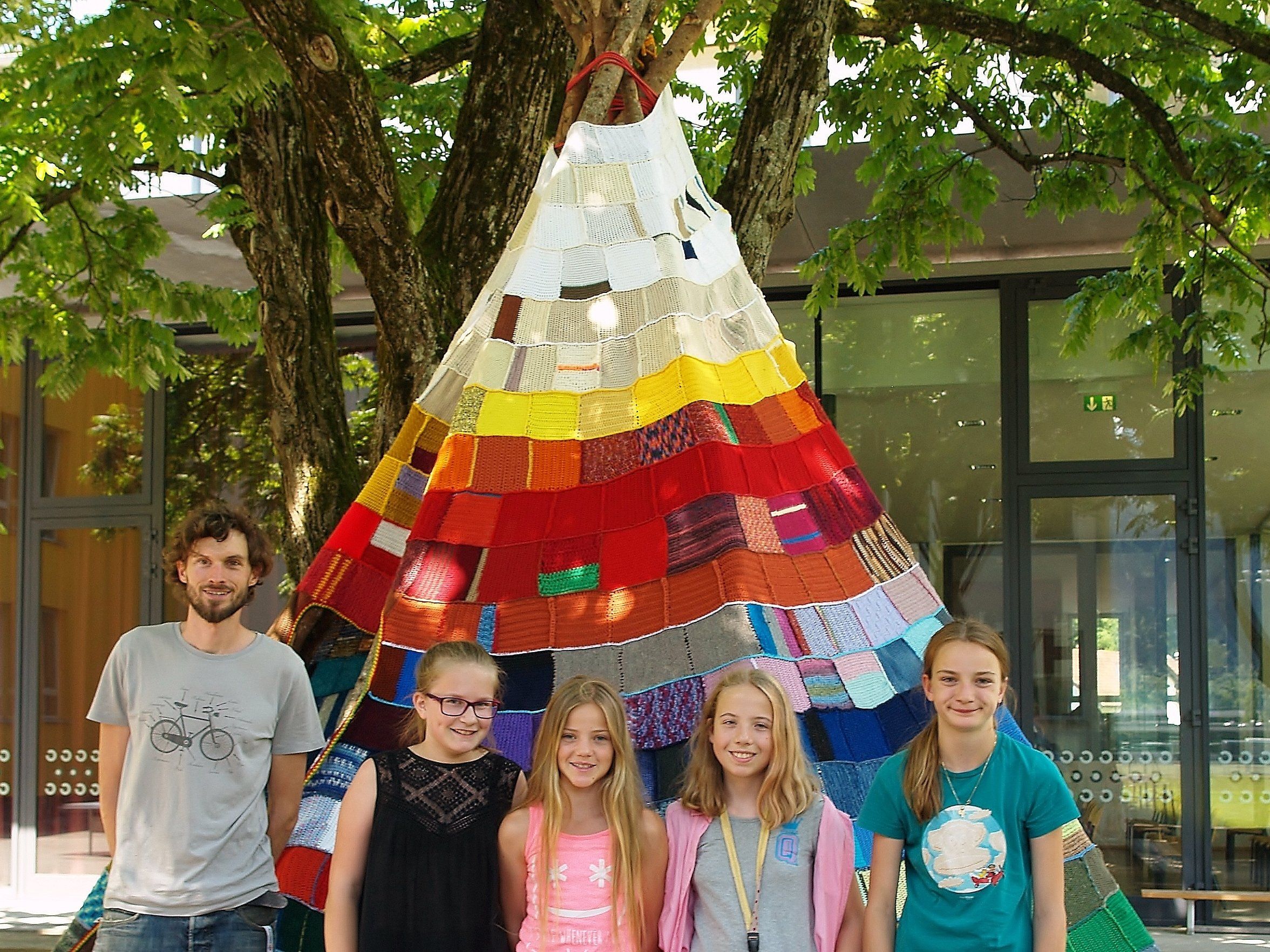 Prof. Roland Ruf mit einigen Schülerinnen beim Tipi im Innenhof des Gymnasiums Prof. Roland Ruf mit einigen Schülerinnen beim Tipi im Innenhof des Gymnasiums
