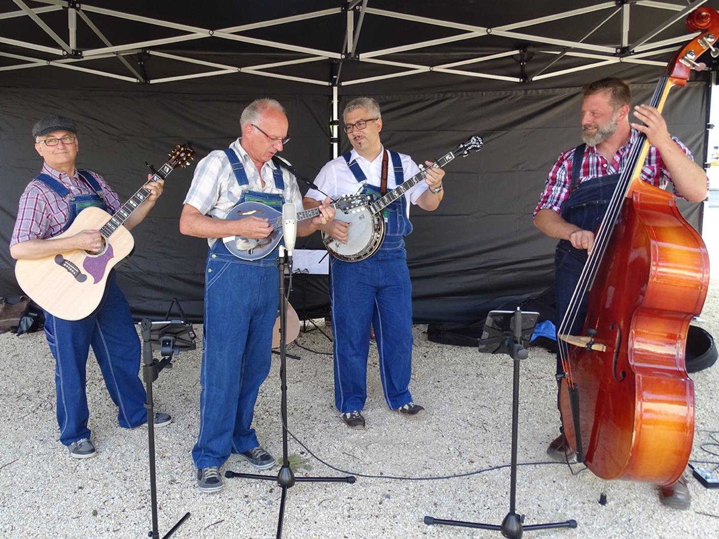 Die „Lounge Pickers“ aus der Ostschweiz begeisterten beim „Bluegrass Jamboree“ auf dem Schlossplatz.
