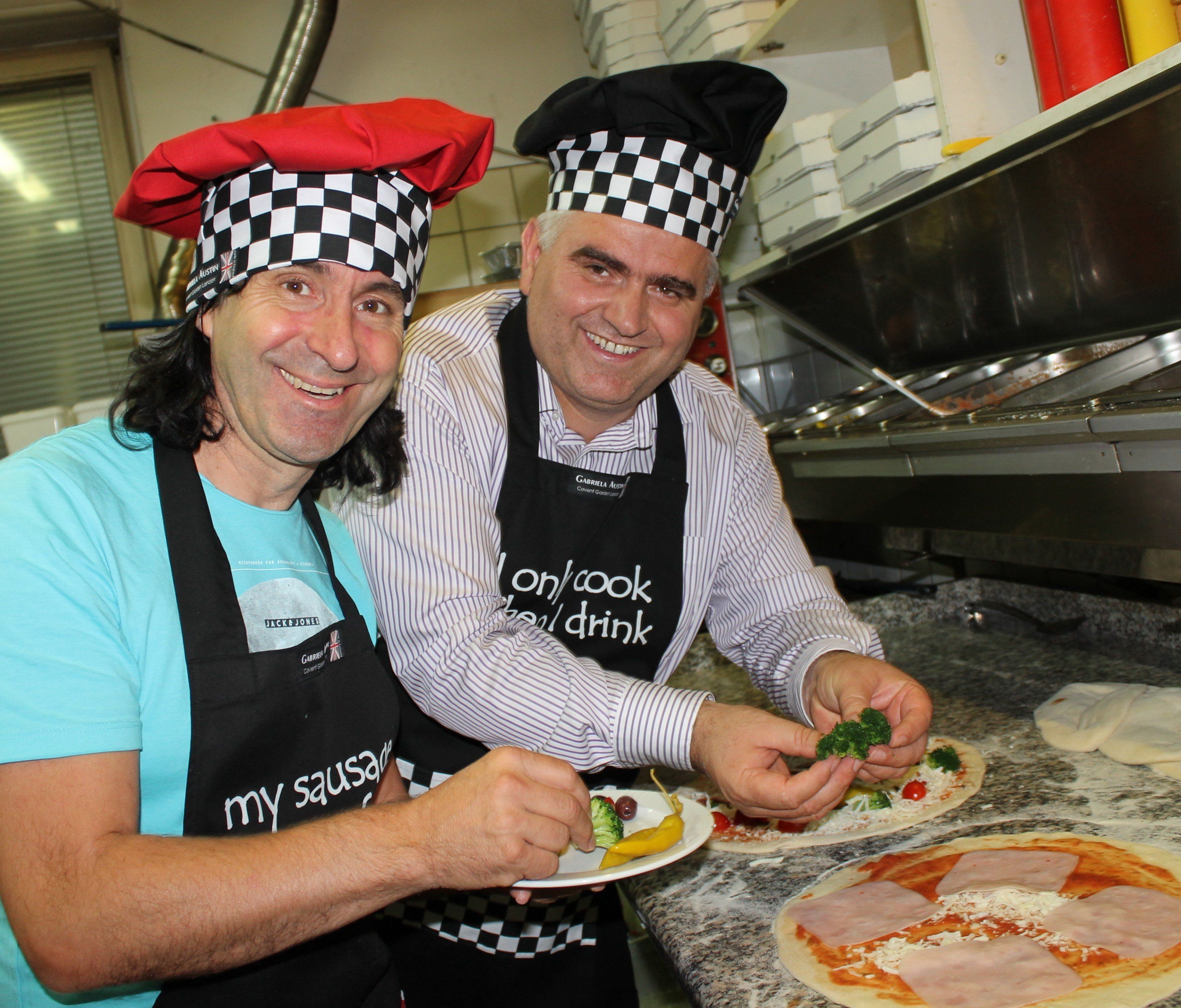 Auch Stunde des Herzens Obmann Joe Fritsche stellt erfolgreich sein Talent als Pizzabäcker unter Beweis und hilft tatkräftig mit. Auch Stunde des Herzens Obmann Joe Fritsche stellt erfolgreich sein Talent als Pizzabäcker unter Beweis und hilft tatkräftig mit.