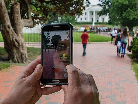 Die ganze Welt spielt derzeit Pokemon Go - hier etwa eine Frau vor dem Weißen Haus in Washington Die ganze Welt spielt derzeit Pokemon Go - hier etwa eine Frau vor dem Weißen Haus in Washington