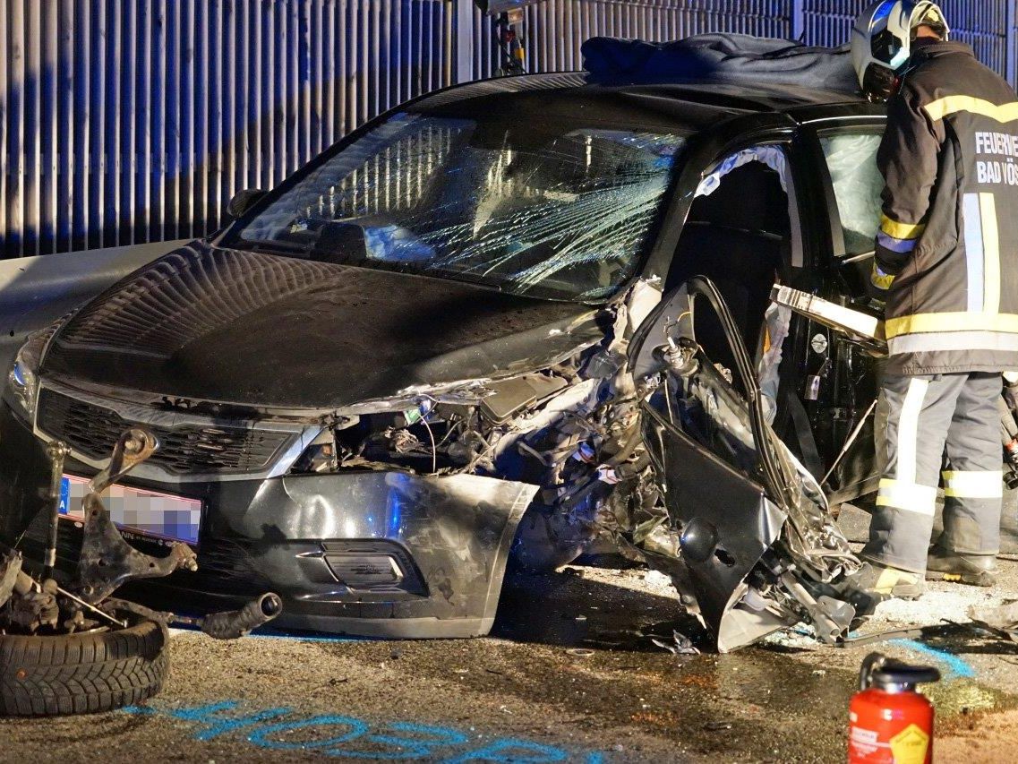 Bei einem Verkehrsunfall in Niederösterreich wurde ein Fahrer in seinem Wrack eingeklemmt Bei einem Verkehrsunfall in Niederösterreich wurde ein Fahrer in seinem Wrack eingeklemmt