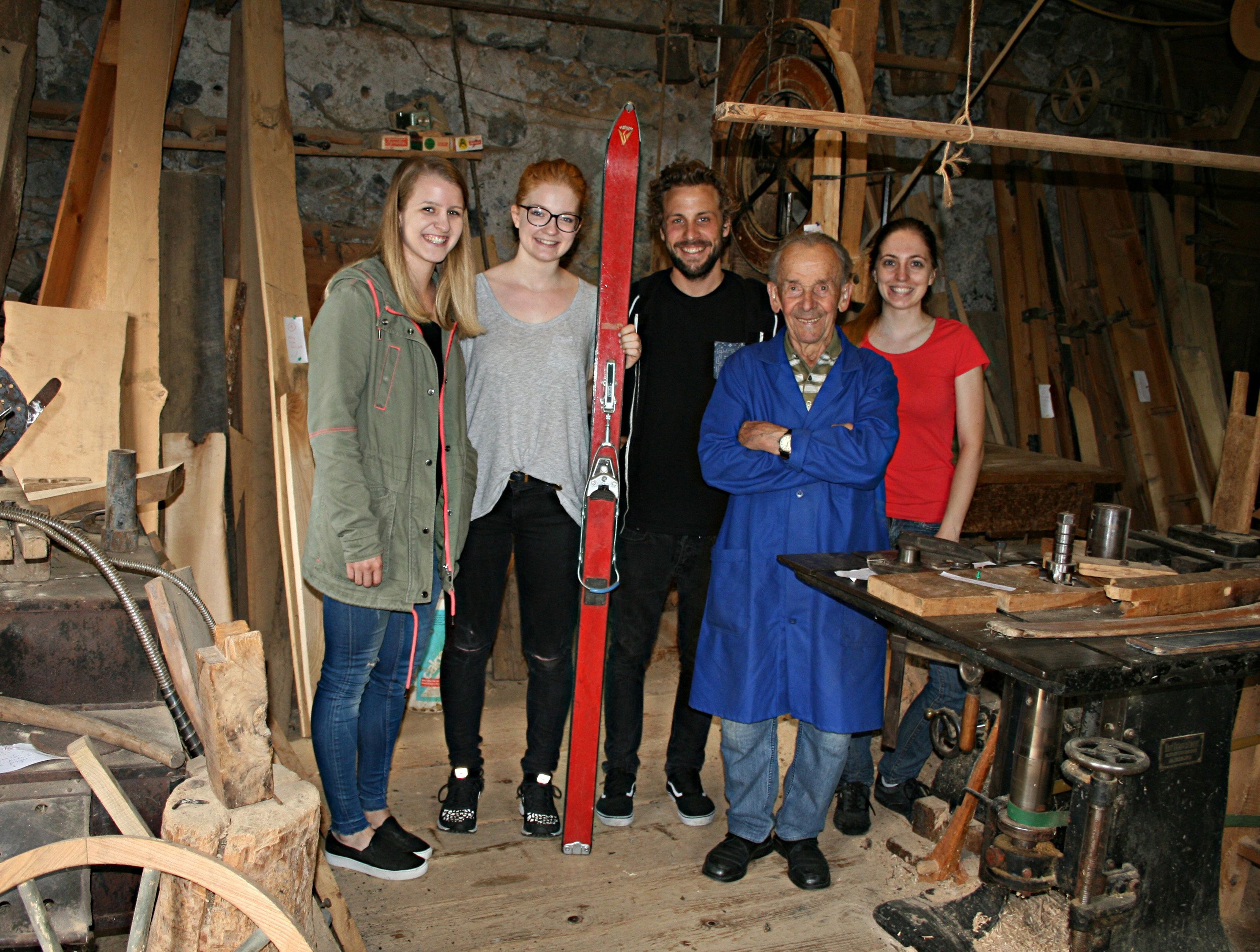 Studenten inventarisieren die ehemalige Wagnerei- und Skiwerkstatt von Otto Schallert – (v. li) Franziska Grabher, Maria Burtscher, Matthias Mangeng (Leitung), Hausherr Otto Schallert und Annika Friedrich. Studenten inventarisieren die ehemalige Wagnerei- und Skiwerkstatt von Otto Schallert – (v. li) Franziska Grabher, Maria Burtscher, Matthias Mangeng (Leitung), Hausherr Otto Schallert und Annika Friedrich.