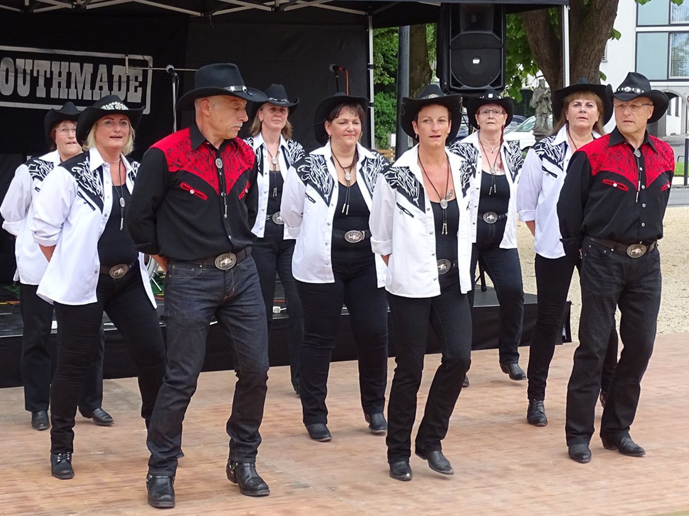 Westernfeeling auf dem Schlossplatz mit den „Pro Western Linedancern“ aus Höchst. Westernfeeling auf dem Schlossplatz mit den „Pro Western Linedancern“ aus Höchst.