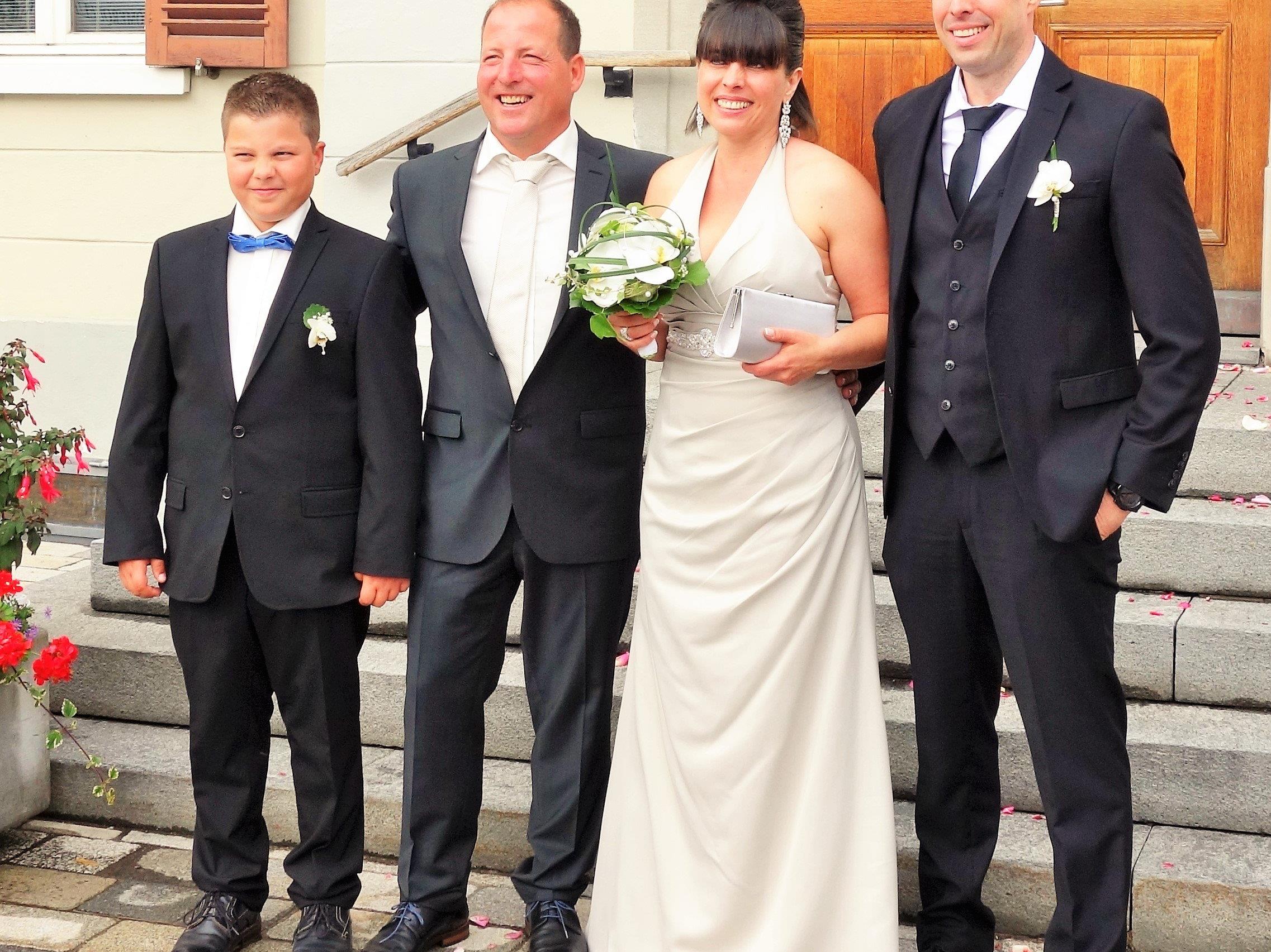 Das frisch vermählte Paar mit Sohn Adrian und dem Trauzeugen Andres Grogger