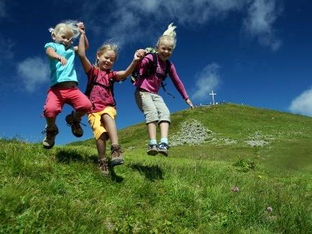 Viel Spaß wartet während den Ferien auf kleine Gipfelstürmer am Diedamskopf.