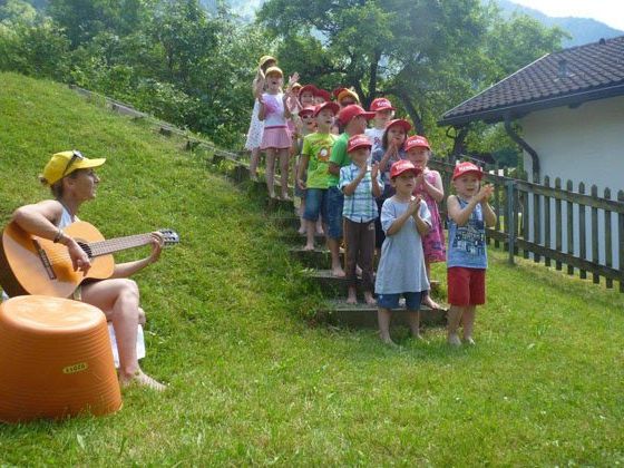 Die Kinder fanden große Freude mit dem neu eröffneten Barfußweg. Die Kinder fanden große Freude mit dem neu eröffneten Barfußweg.