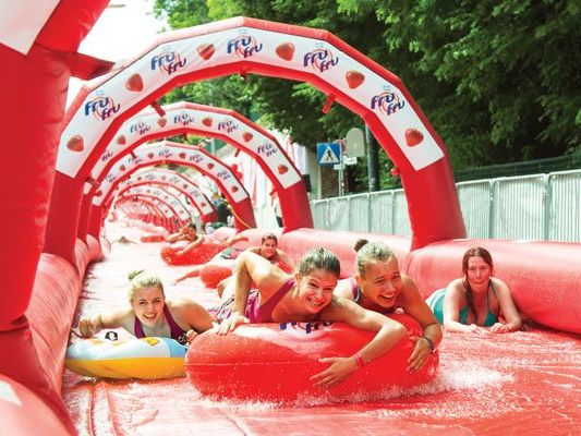 Rekordverdächtige 10.000 Besucher rutschten auf der längsten Wasserrutsche Österreichs. Rekordverdächtige 10.000 Besucher rutschten auf der längsten Wasserrutsche Österreichs.