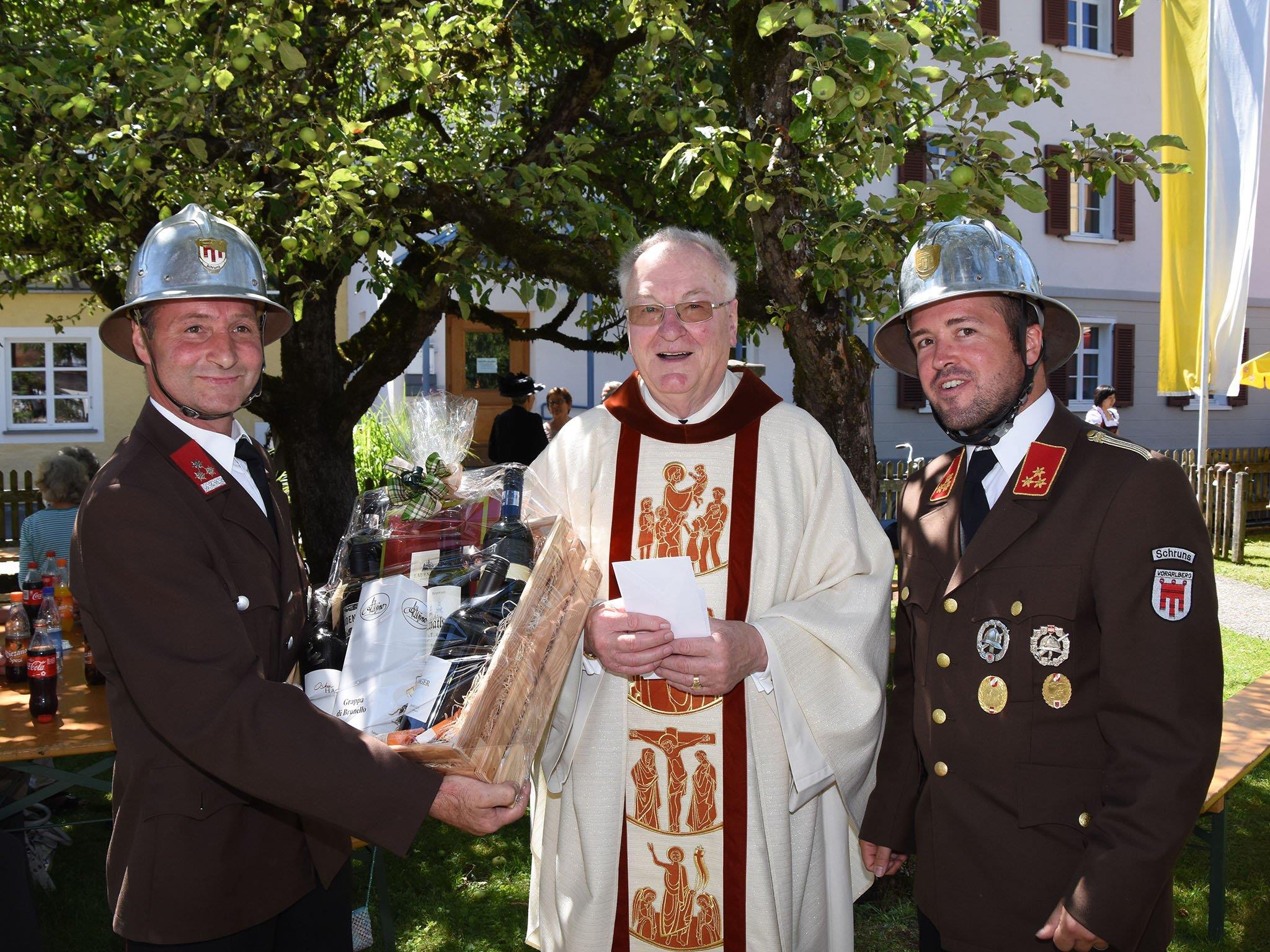Pfarrer Herbert Böhler mit Gerd Vogt (links) und Kommandant Lukas Beck von der Schrunser Feuerwehr.