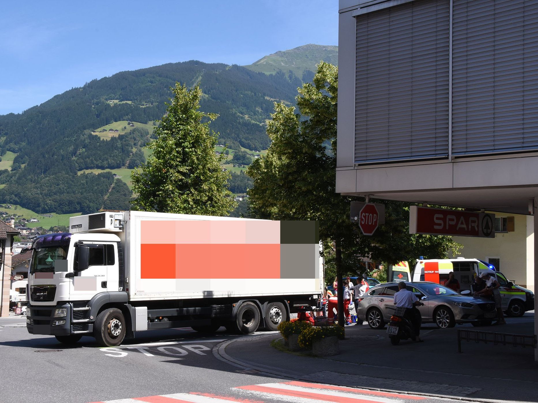 Mann schwer verletzt ins Lkh Feldkirch eingeliefert. Mann schwer verletzt ins Lkh Feldkirch eingeliefert.