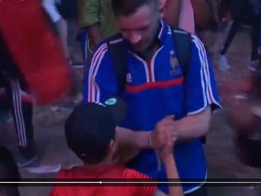 Der kleine Mathis tröstete den in Tränen aufgelösten Frankreich-Fan. Der kleine Mathis tröstete den in Tränen aufgelösten Frankreich-Fan.