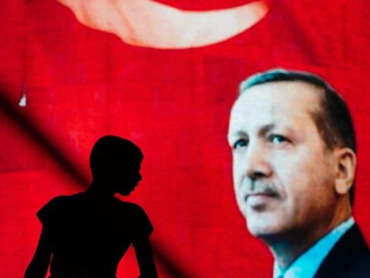 In der Türkei gilt nach dem Putschversuch für drei Monate der Ausnahmezustand. Das kündigte der türkische Präsident Recep Tayyip Erdogan am Mittwoch nach einer Sondersitzung des Nationalen Sicherheitsrates und des Kabinetts in Ankara an.