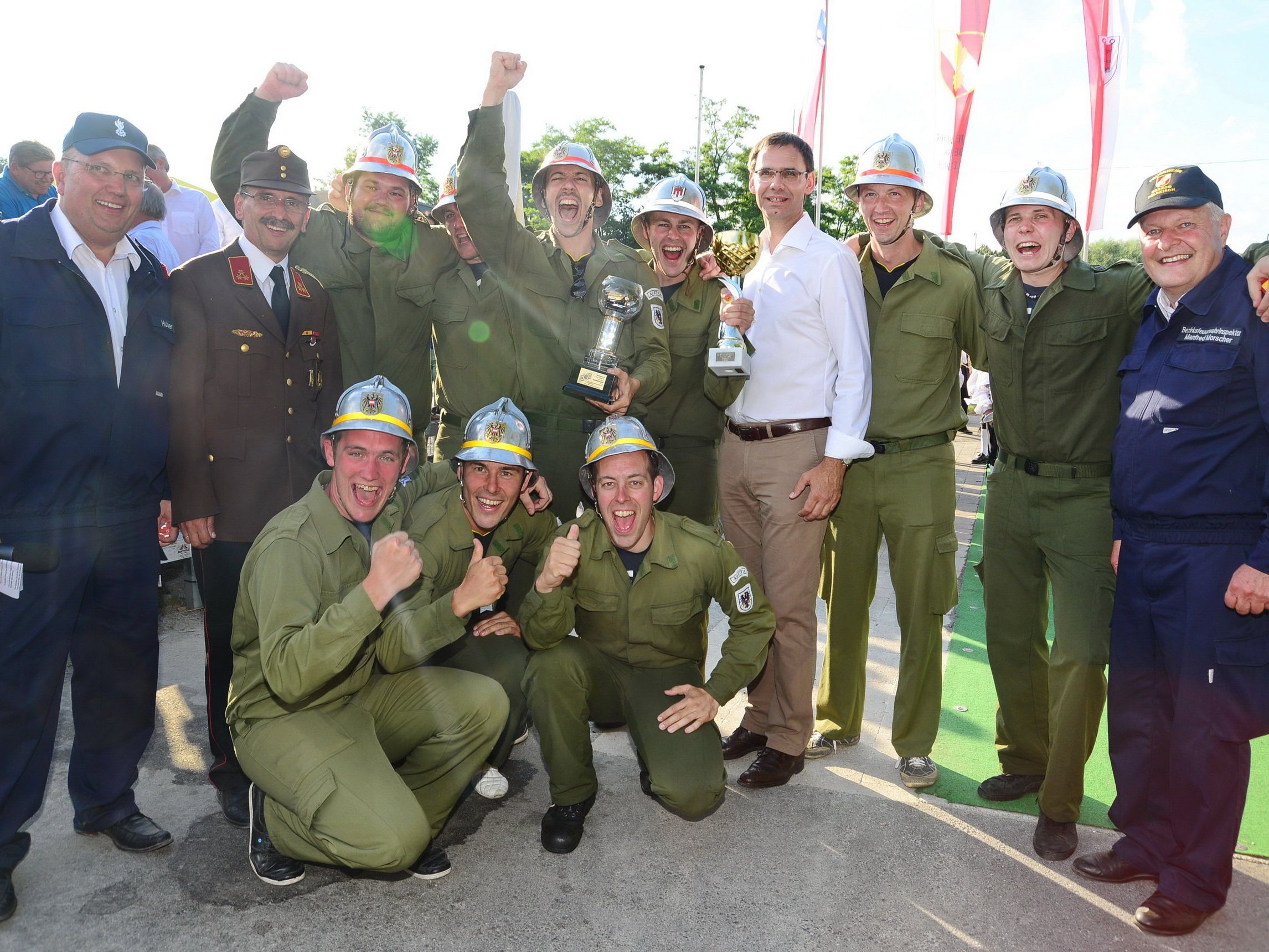 Landeshauptmann Markus Wallner gratulierte den Wettkämpfer der Ortsfeuerwehr Röns Landeshauptmann Markus Wallner gratulierte den Wettkämpfer der Ortsfeuerwehr Röns