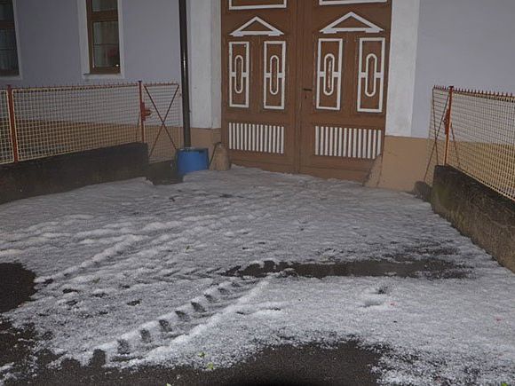 Hagelunwetter führten zu zahlreichen nächtlichen Einsätzen der Feuerwehr Hagelunwetter führten zu zahlreichen nächtlichen Einsätzen der Feuerwehr