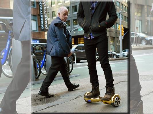 Mit dem Hoverboard über den Gehsteig wie hier in New York. In Vorarlberg eher unwahrscheinlich, erklärt ÖAMTC-Experte Dominik Tschol.