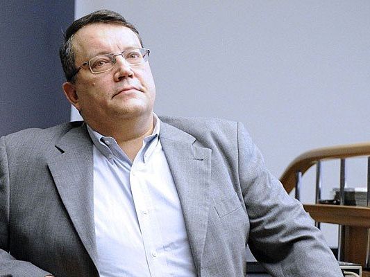 Küssel beim Prozess, bei dem er wegen nationalsozialistischer Wiederbetätigung verurteilt wurde Küssel beim Prozess, bei dem er wegen nationalsozialistischer Wiederbetätigung verurteilt wurde