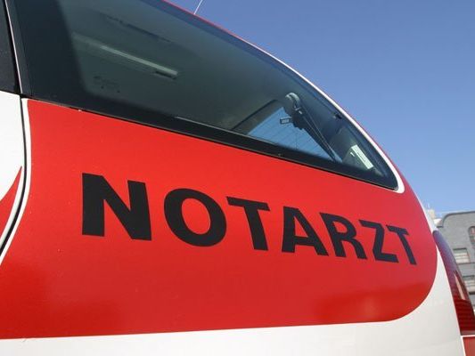 Eine Schwerverletzte brachte man mit dem Notarztwagen ins Krankenhaus Eine Schwerverletzte brachte man mit dem Notarztwagen ins Krankenhaus