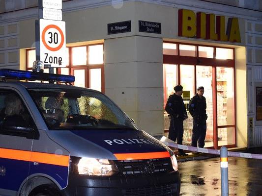Der bei einer Schiesserei in einem Supermarkt in Wien-Penzing angeschossene Polizist ist gestorben.