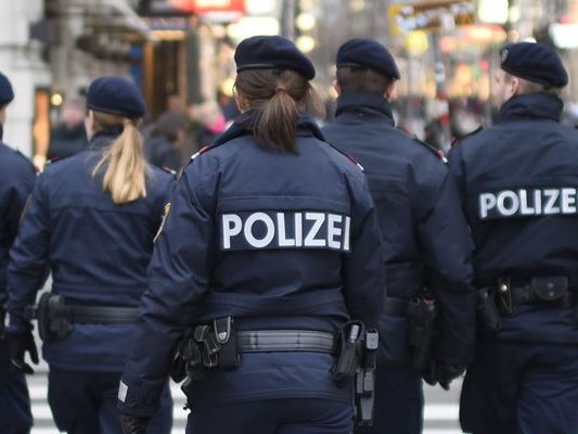 Ein 19-Jähriger bedrohte die Polizisten mit dem Umbringen und attackierte sie. Ein 19-Jähriger bedrohte die Polizisten mit dem Umbringen und attackierte sie.