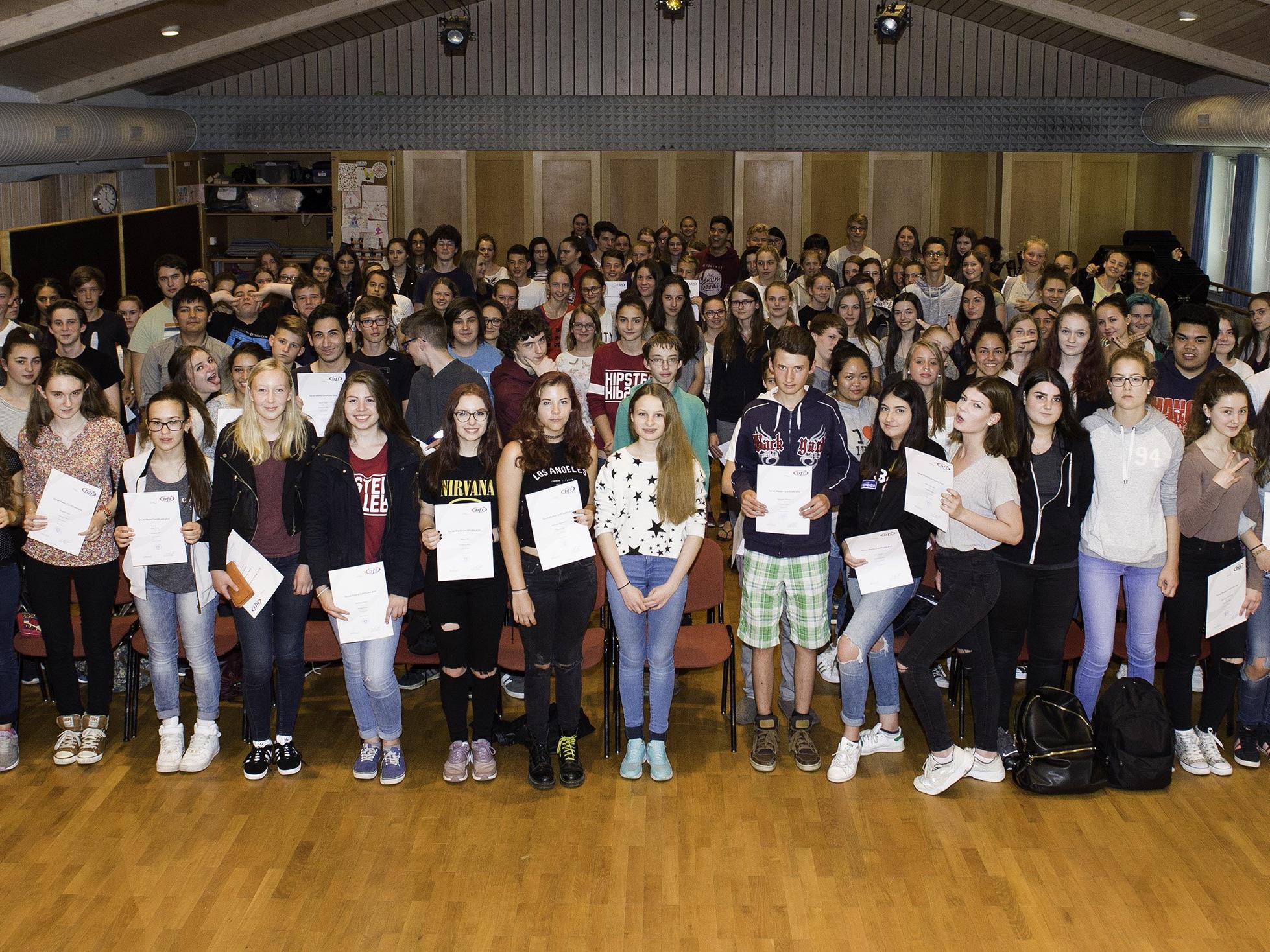 150 Schüler/innen des Gymnasiums Schillerstrasse wurde das SMC+ Zertifikat übergeben.