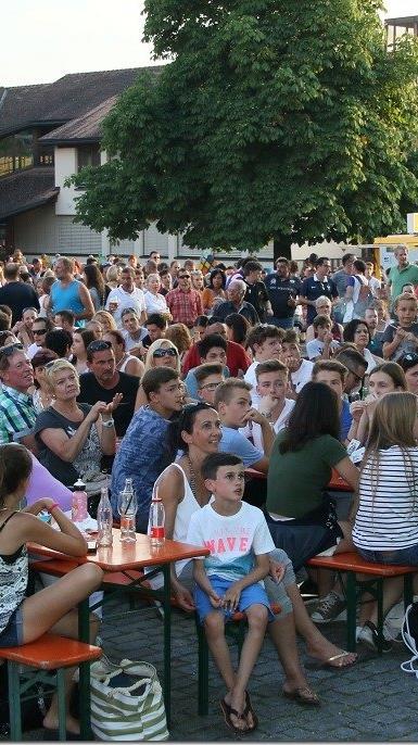 Mindestens 3000 Fans sorgten auf dem Rankweiler Marktplatz für eine Megastimmung