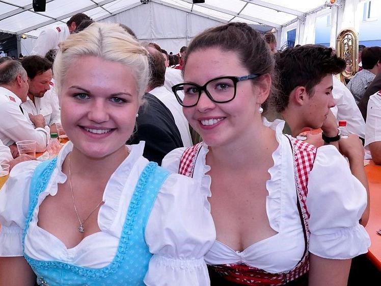 Charmante Frauen beim Feuerwehrfest in Lingenau
