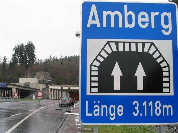 Heute beginnen am Ambergtunnel auf der A14 bei Feldkirch Sanierungsarbeiten. Jeweils eine Tunnelröhre muss bis zum Abschluss der Arbeiten in der Nacht gesperrt werden.